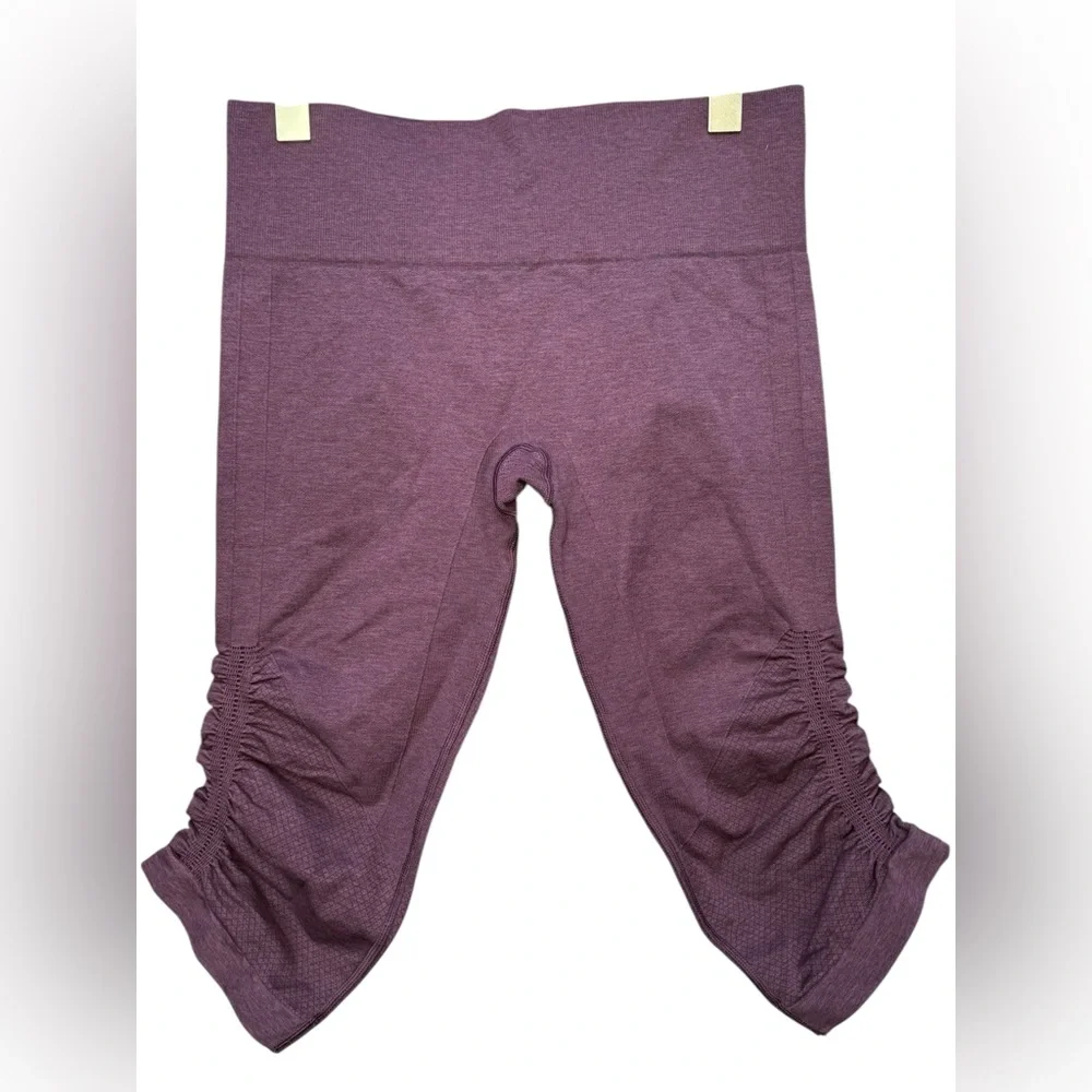Lululemon In The Flow Capri II leggings in purple. Size 8